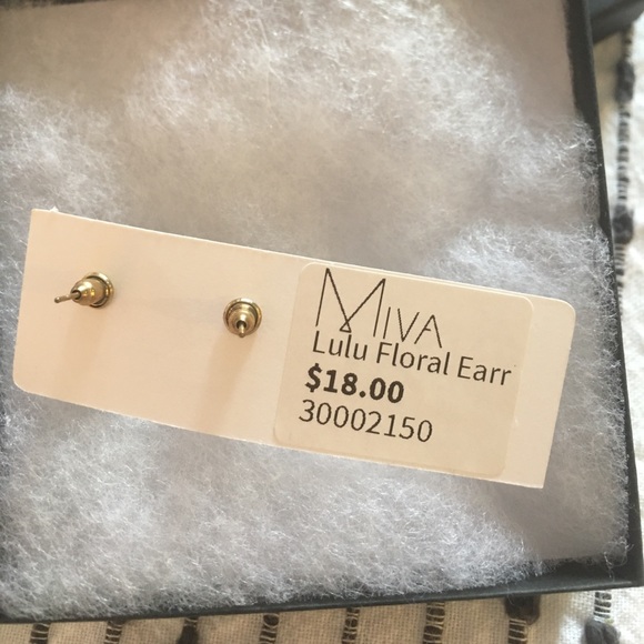 Floral Earrings - Picture 3 of 3